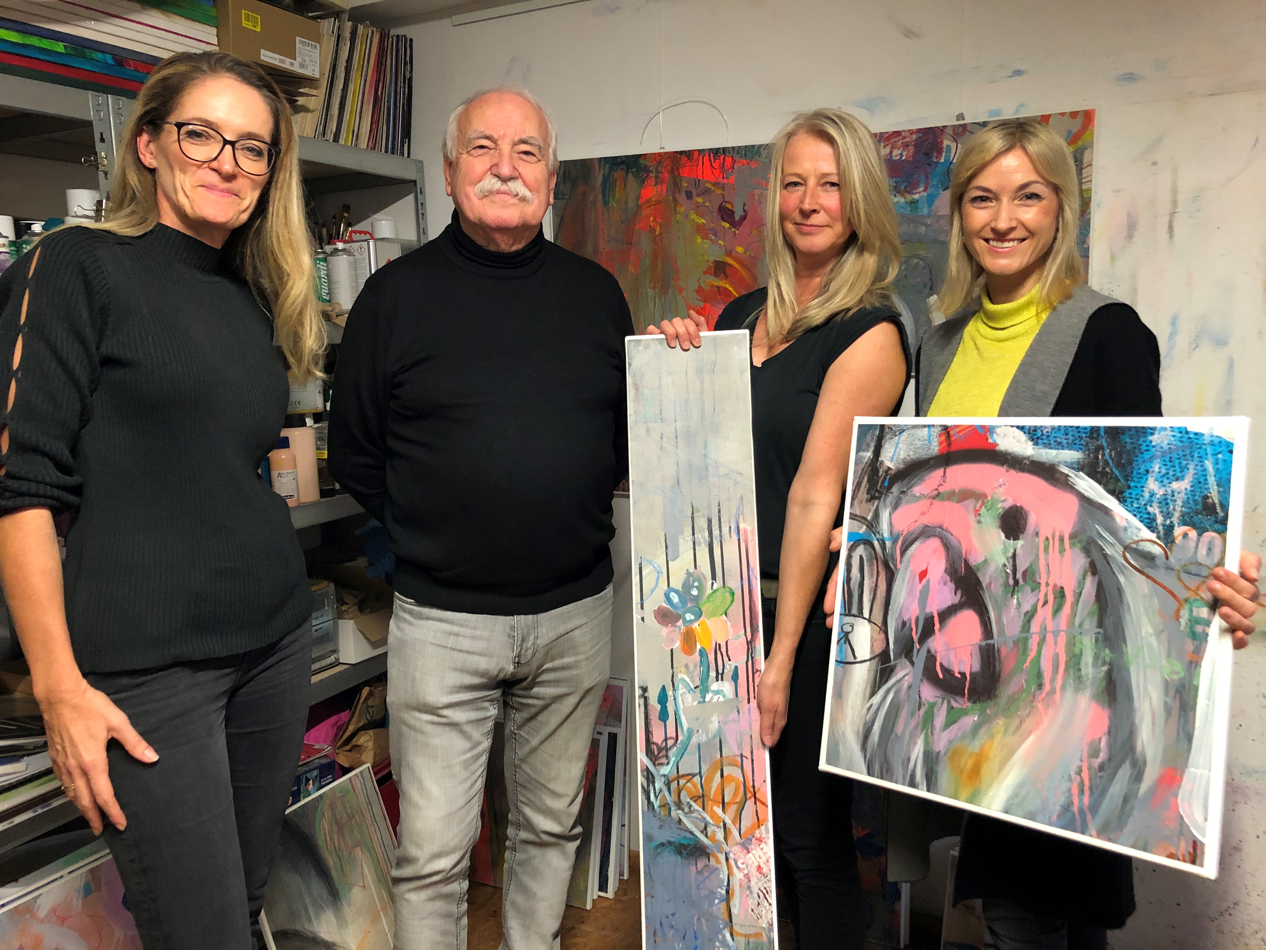 Anna Meier, Bettina Günther und Carolin Bauer (von links) haben ihr Gesamtkunstwerk in 32 Bilder geteilt. Franz-Xaver Horvath wird sie bei der Kunst-Auktion versteigern. Foto: Eva Gaupp