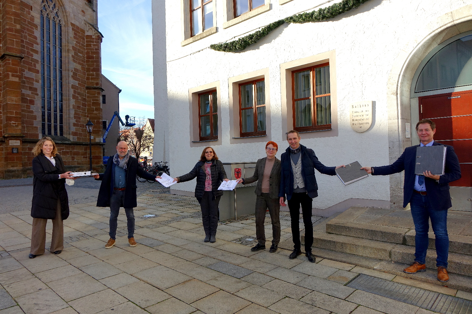 Übergabe des Bauantrages an Oberbürgermeister Thomas Thumann (rechts) durch von links: Stephanie Sauer, Christian Brückner, Susanne Scola, Christiane Murner, Michael Murner – Foto: Dr. Franz Janka/Stadt Neumarkt