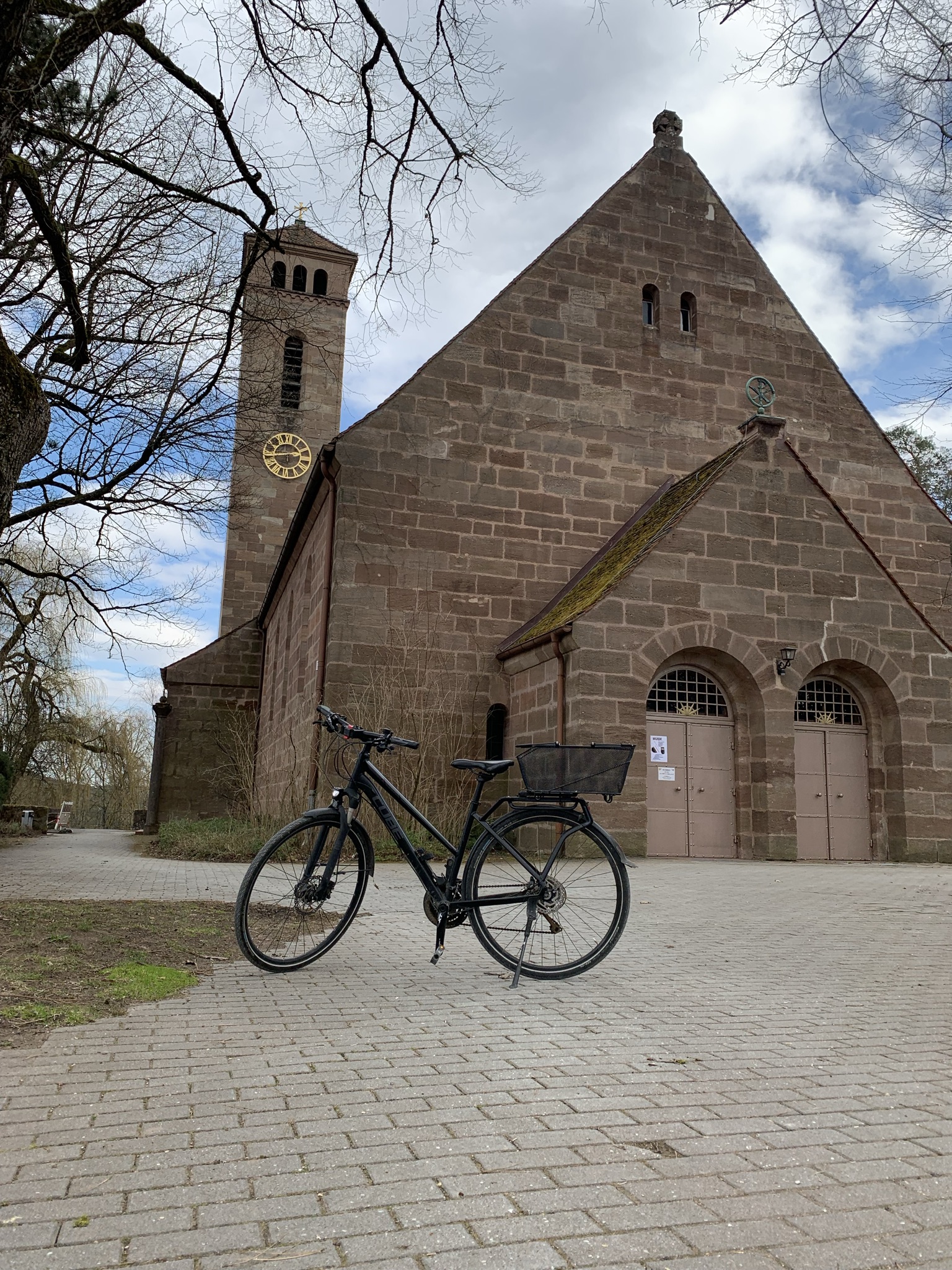 Fahrrad steht vor Philippuskirche Rummelsberg, Foto privat