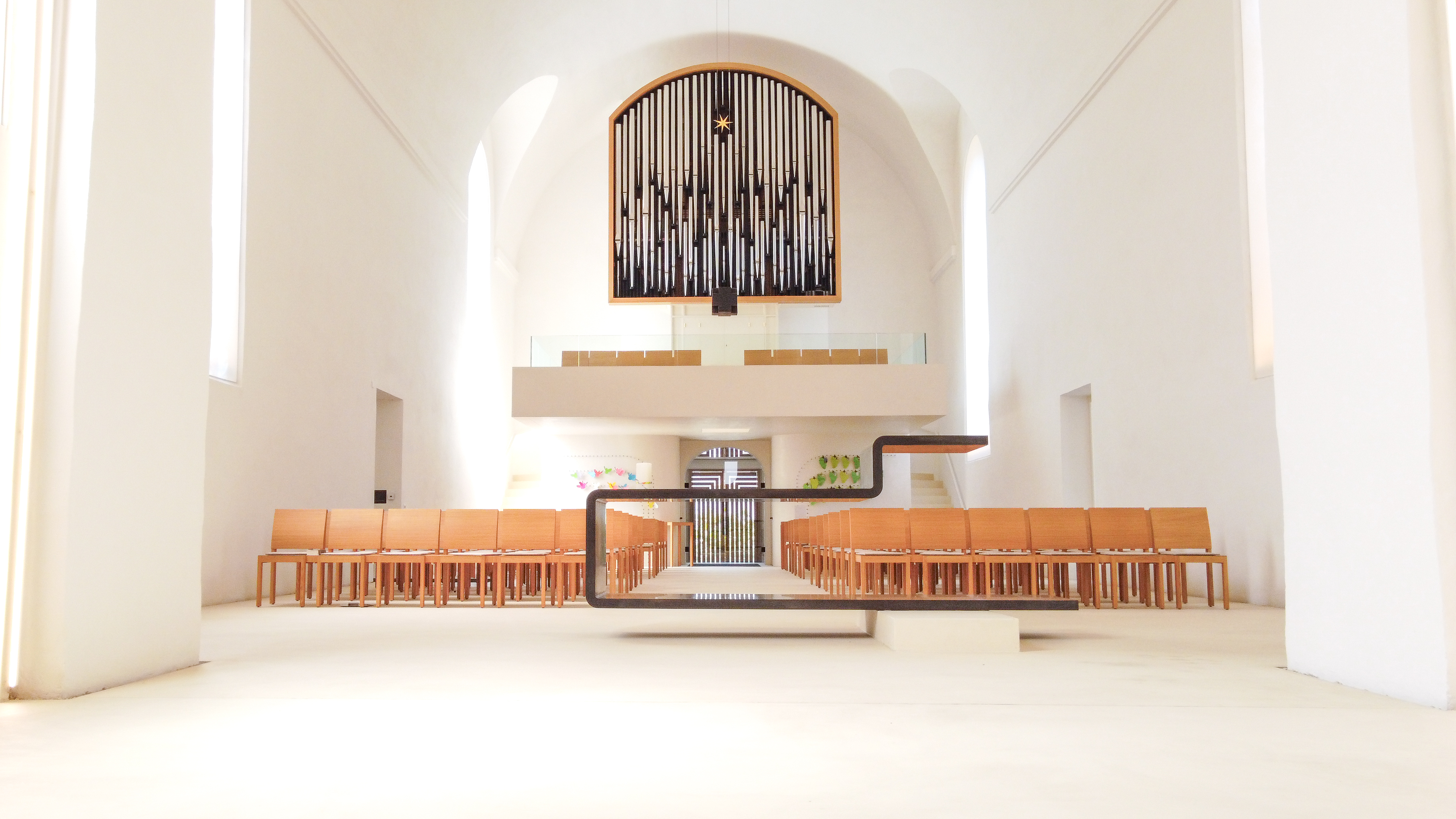 Christuskirche Neumarkt i.d.OPf., Blick über Altar zur Orgel, Foto TM