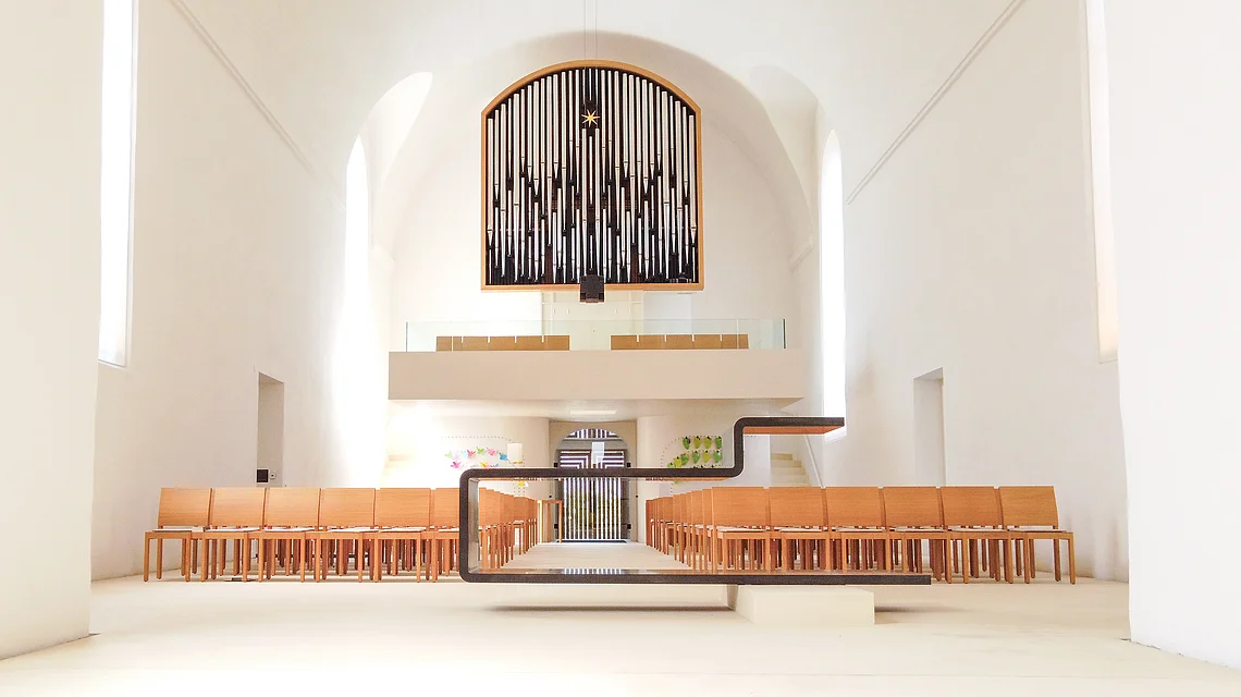 Christuskirche Neumarkt i.d.OPf., Blick über Altar zur Orgel, Foto TM