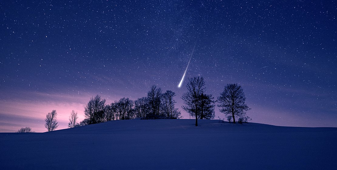 Weiße Landschaft, Nachthimmel mit Komet, Foto AdobeStock 