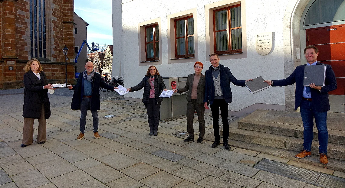 Übergabe des Bauantrages an Oberbürgermeister Thomas Thumann (rechts) durch von links: Stephanie Sauer, Christian Brückner, Susanne Scola, Christiane Murner, Michael Murner – Foto: Dr. Franz Janka/Stadt Neumarkt