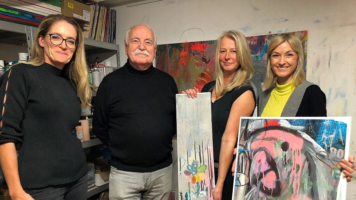 Anna Meier, Bettina Günther und Carolin Bauer (von links) haben ihr Gesamtkunstwerk in 32 Bilder geteilt. Franz-Xaver Horvath wird sie bei der Kunst-Auktion versteigern. Foto: Eva Gaupp