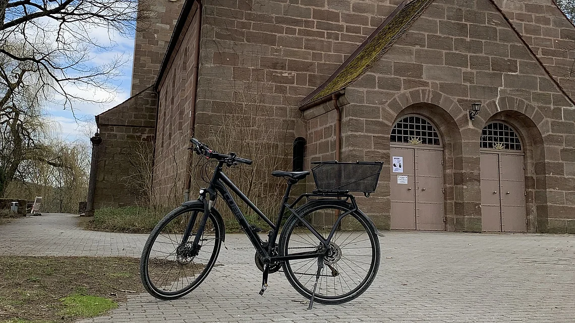 Fahrrad steht vor Philippuskirche Rummelsberg, Foto privat