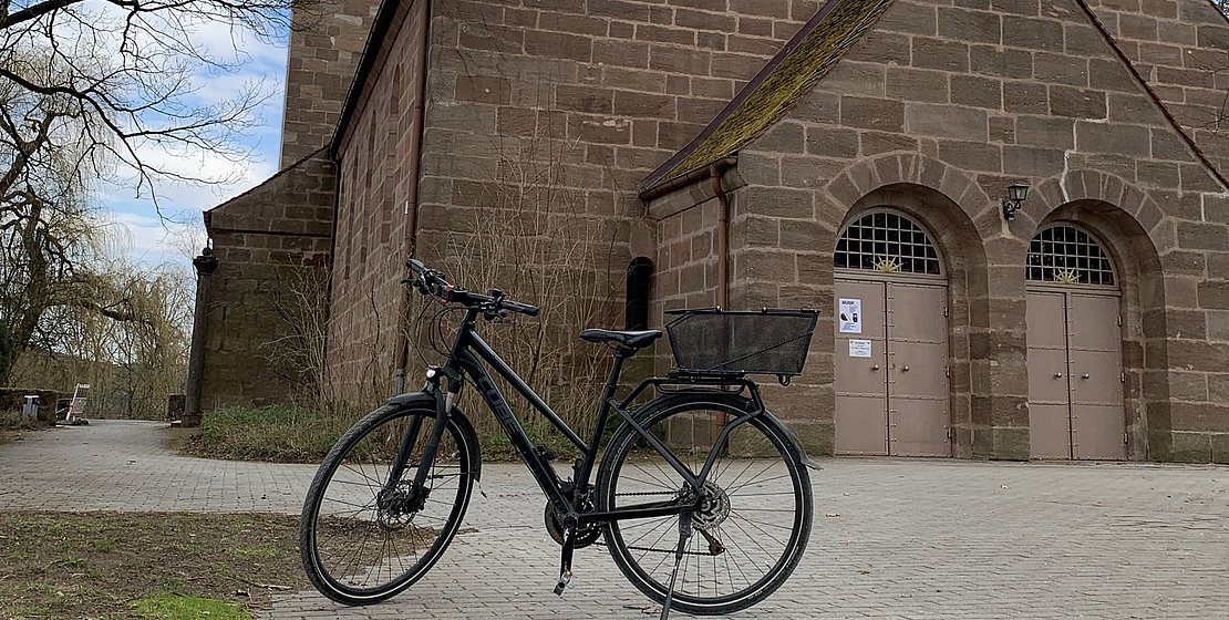 Fahrrad steht vor Philippuskirche Rummelsberg, Foto privat